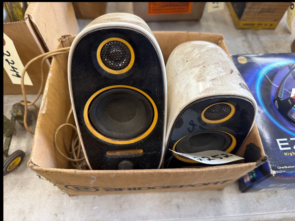 (2) Speakers