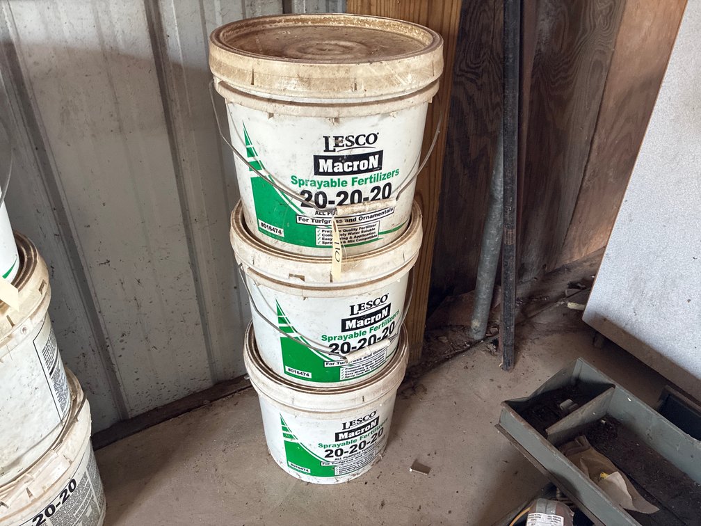 (3 Buckets) Lesco Fertilizer