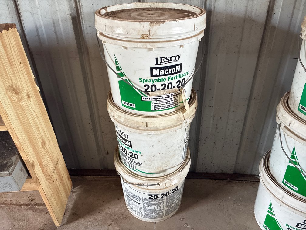 (3 Buckets) Lesco Fertilizer