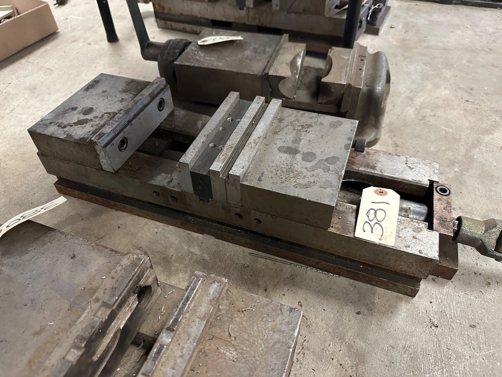 Heavy-Duty Milling Machine Vise with Handle
