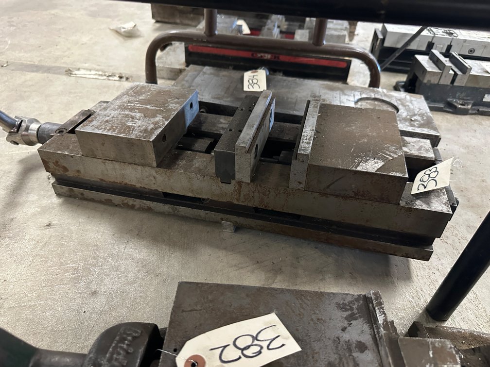 Heavy-Duty Milling Machine Vise with Handle