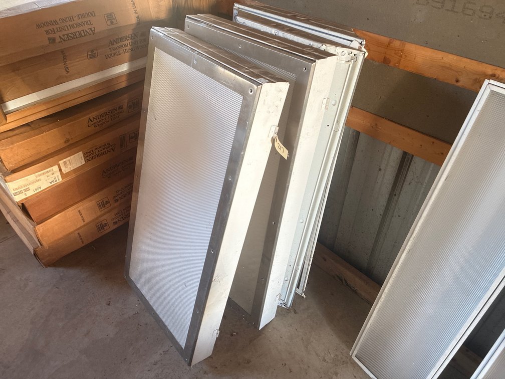 (4) 4’ Fluorescent Light Fixtures