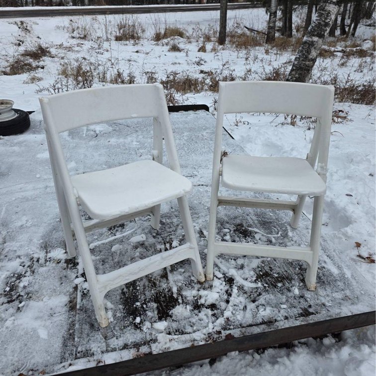 (2) Suncast Folding Plastic Chairs in White