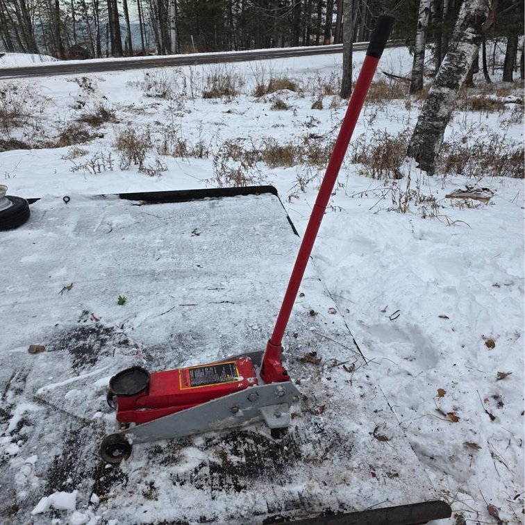 Larin 3 Ton Hydraulic Floor Jack With 360-Degree Swivel Saddle