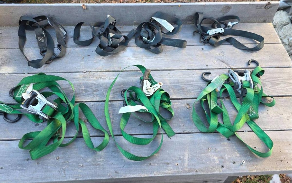 7 Ratchet Straps in Green and Black