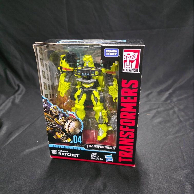 2017 Takara Tomy Transformers Studio Series 04 Autobot Ratchet