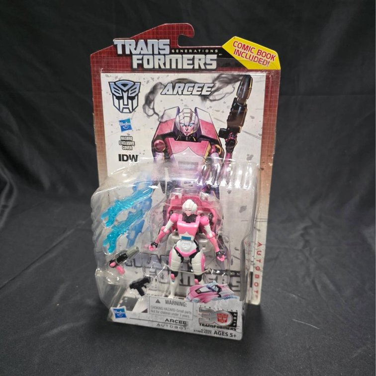 2014 Hasbro Transformers Generations Arcee with Comic Book