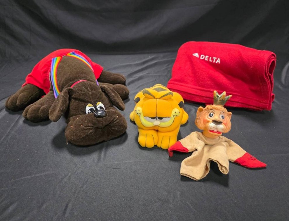 4-Piece Plush and Fleece Lot Including 1985 Tonka Pound Puppy