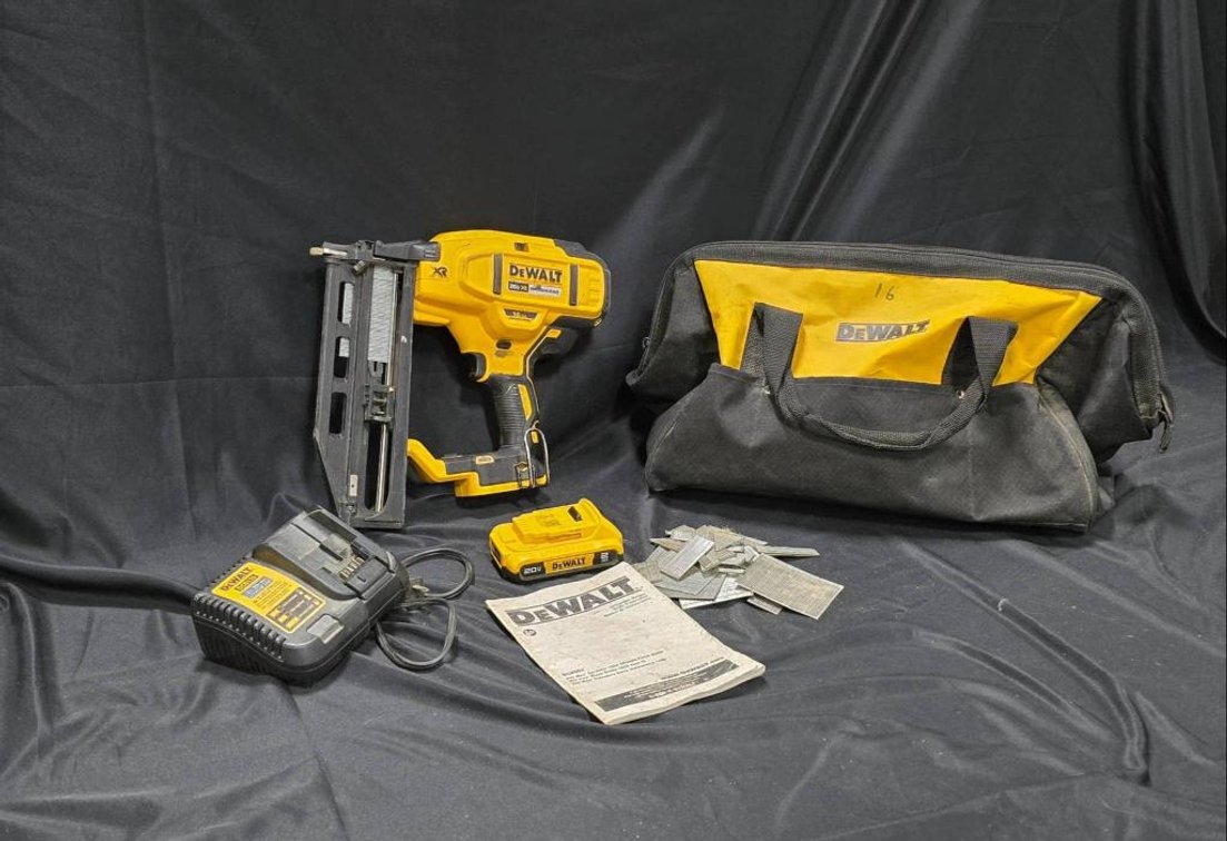 DeWalt 16 GA Straight Nailer Kit with Battery, Charger, Nails, and Bag