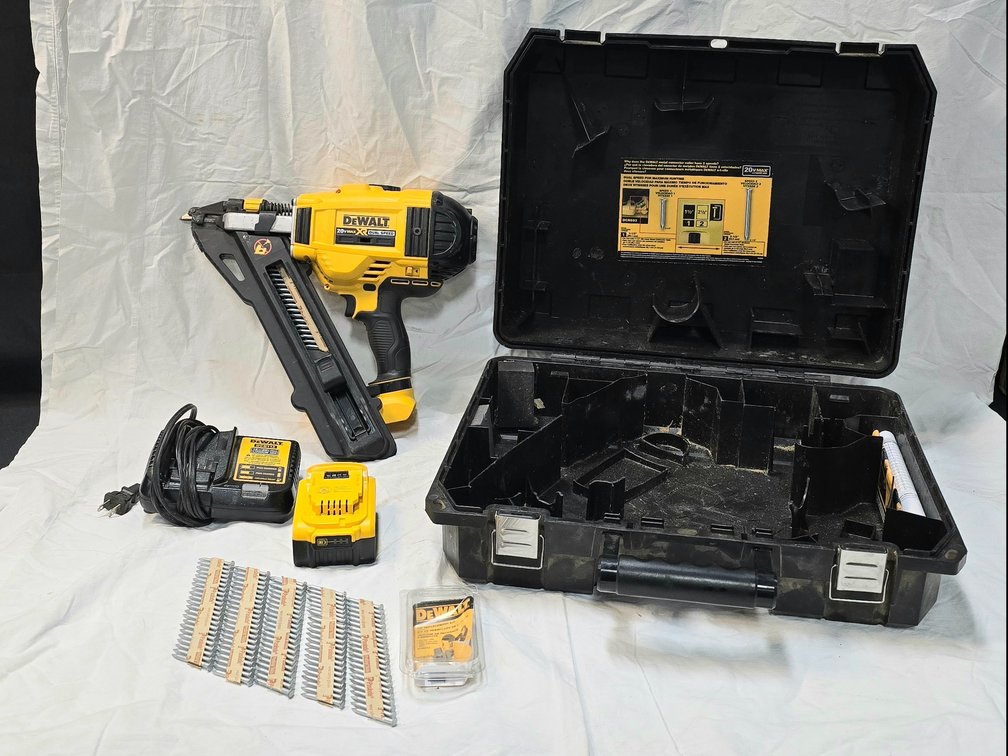 Dewalt ]20V MAX Metal Connector Nailer Kit with Accessories
