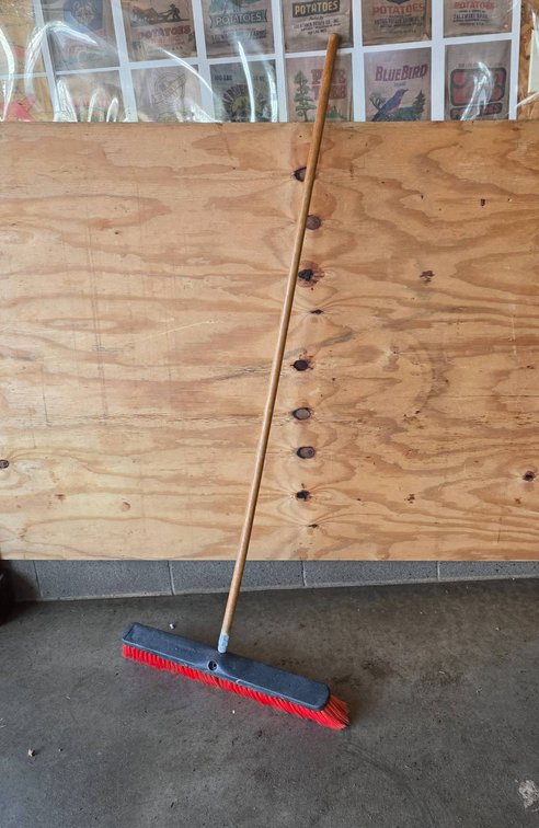 Libman 24″ Broom with Wooden Handle in Good Condition