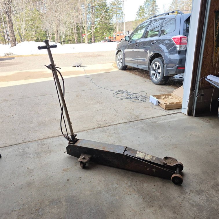 Heavy-Duty Pneumatic Floor Jack, Long Frame