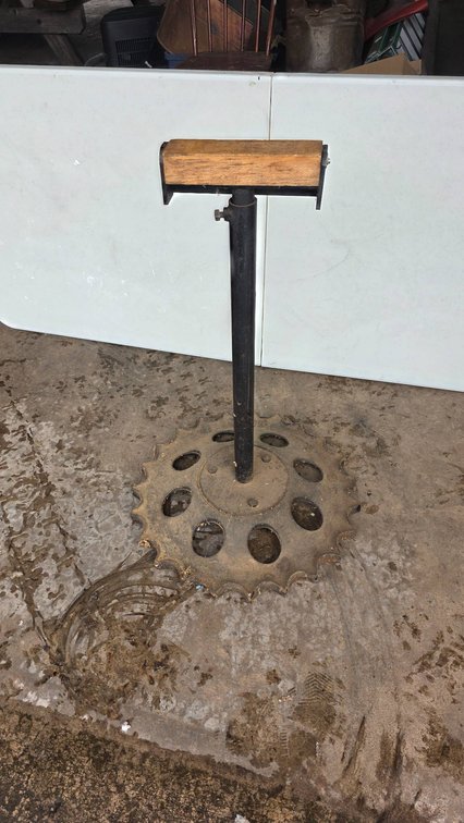 Homemade Outboard Motor Stand With Unique Gear-Like Base