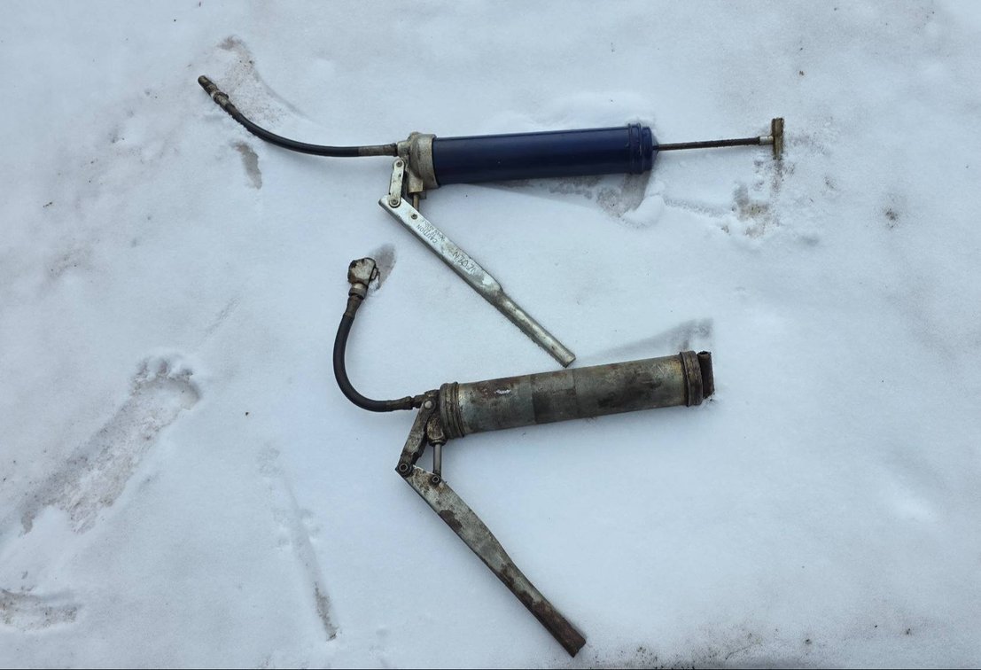 2 Grease Guns inc. Lincoln