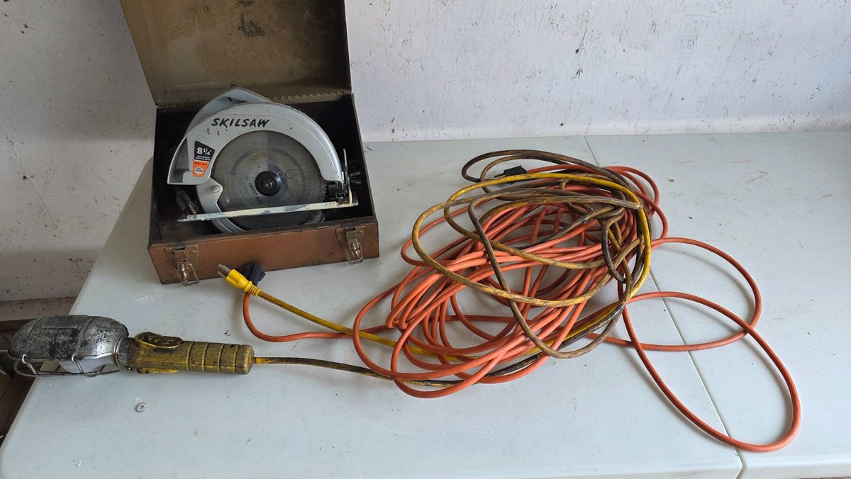 8 1/4″ Skilsaw With Metal Case, Trouble Light, and Extension Cord
