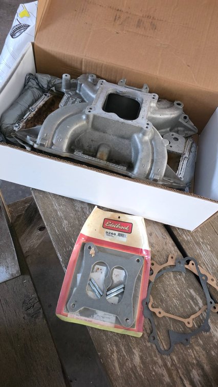 Holley Street Dominator 440 Single Plane Intake with Edelbrock Adapter Kit
