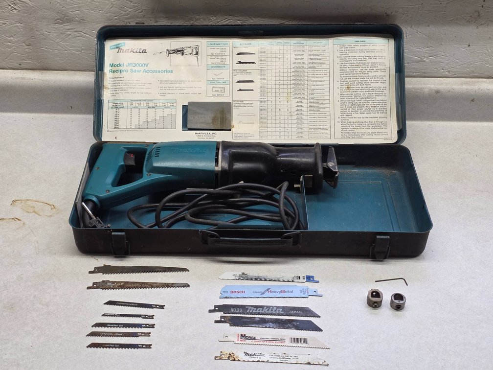 Makita JR3000V Reciprocating Saw with Case and Accessories