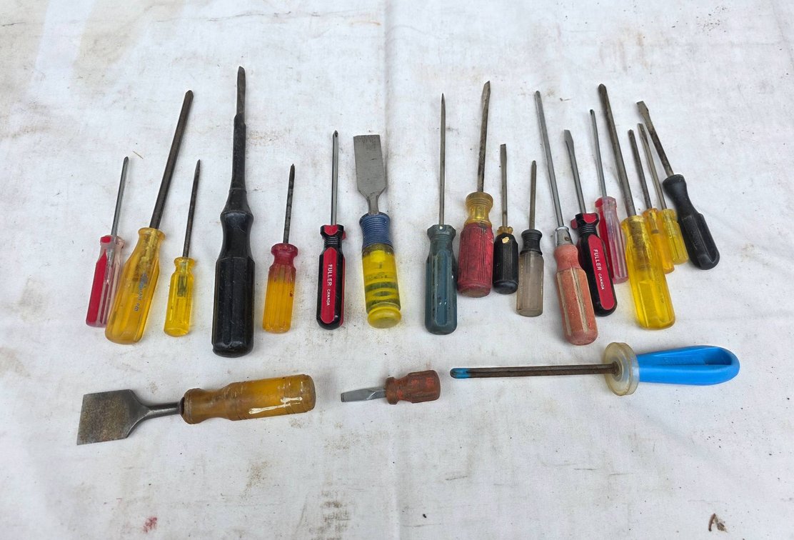 21pc Tool Lot Including Chisels and Screwdrivers