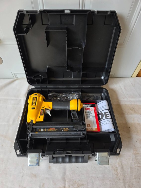 Dewalt D51238K 18-Gauge Pneumatic Brad Nailer in Hardshell Case