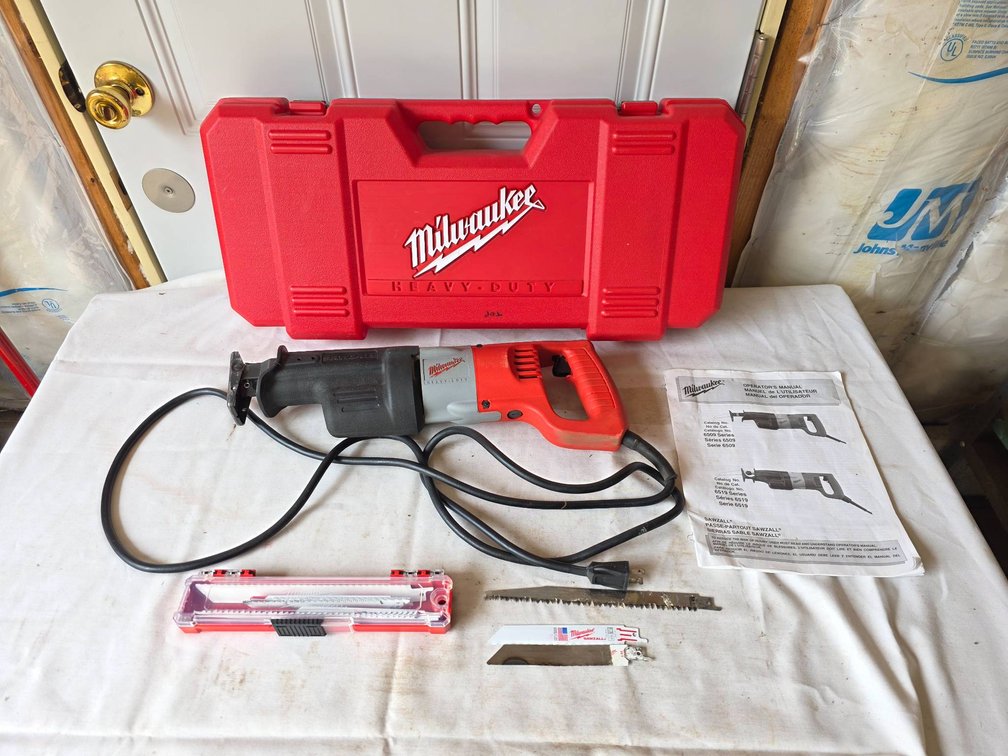 Milwaukee Heavy Duty Sawzall with Case and Accessories