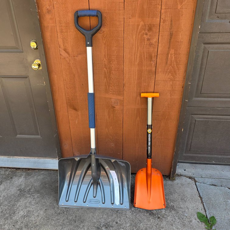 2pc Suncast and Adventure Shovel Lot