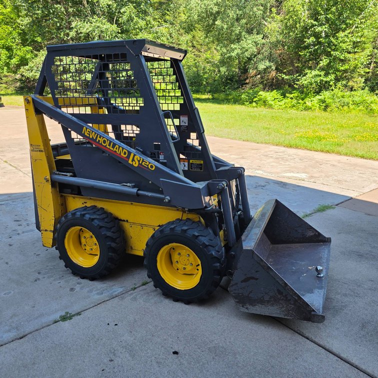 New Holland LS120 Skid Steer with 40″ Bucket