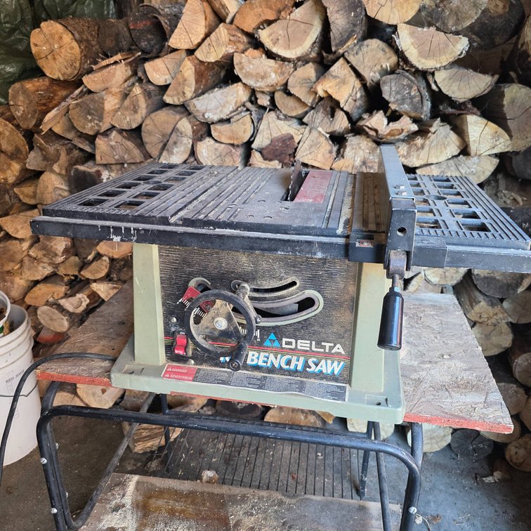 Delta 10″ Bench Saw with Adjustable Blade