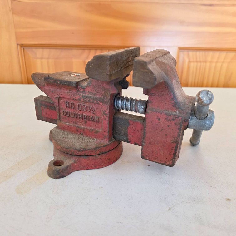 Colombian 3.5″ Bench Vise with Anvil Back