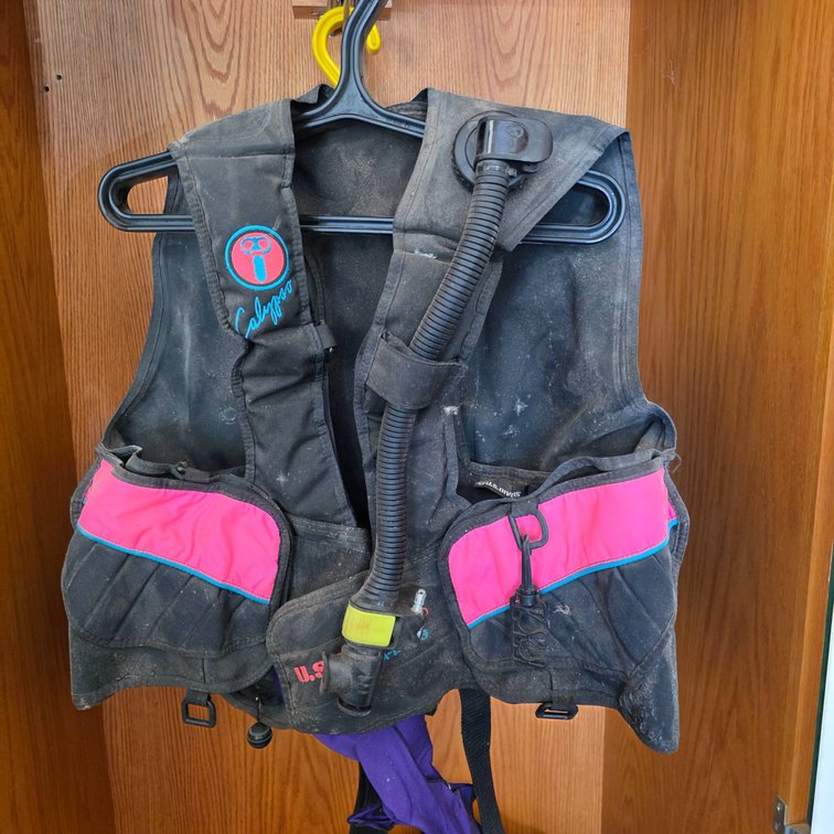US Divers Calypso Medium Adult Scuba Diving Vest with Inflator