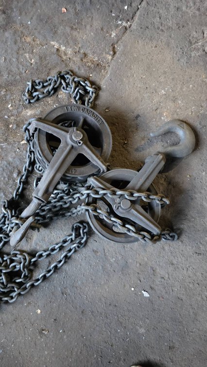 1-Ton Capacity Manual Chain Hoist with Metal Hook and Chain