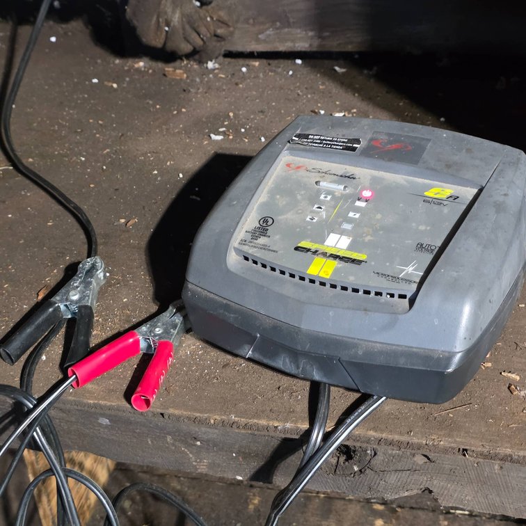 Schumacher 6/12V Auto Voltage Detection Battery Charger