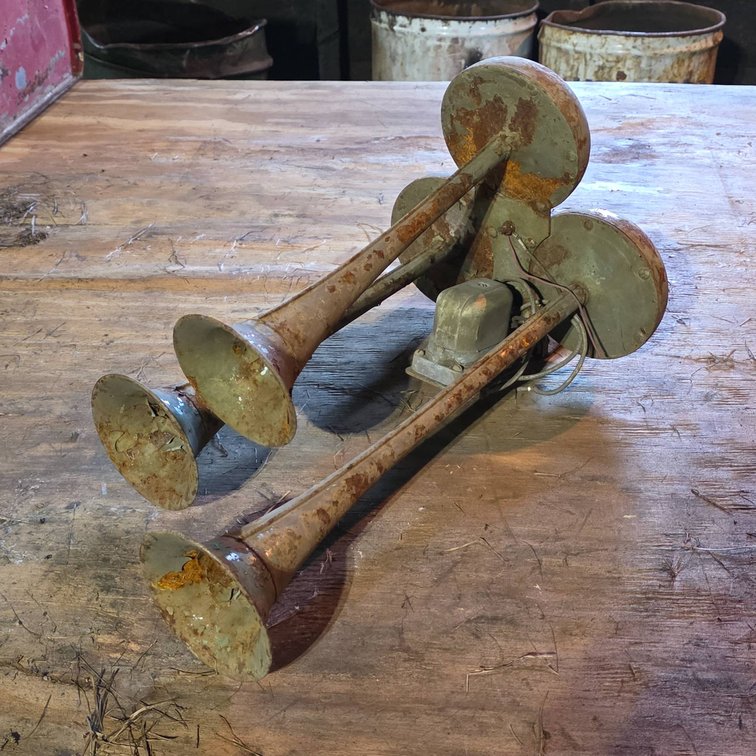 Triple Truck Horn with 21-Inch Length