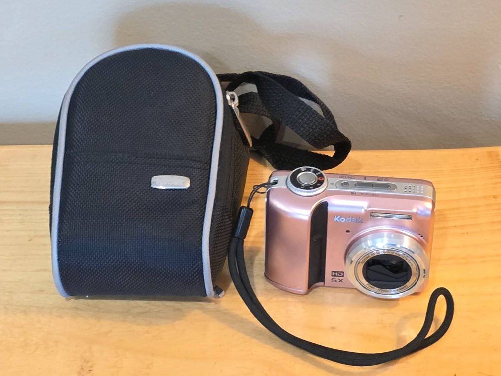 Kodak EasyShare Z1485 IS Digital Camera with 14MP and Case
