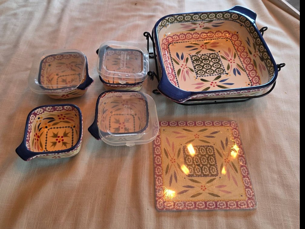 Temp-tations Presentable Ovenware Set with Wire Holder, Missing One Lid