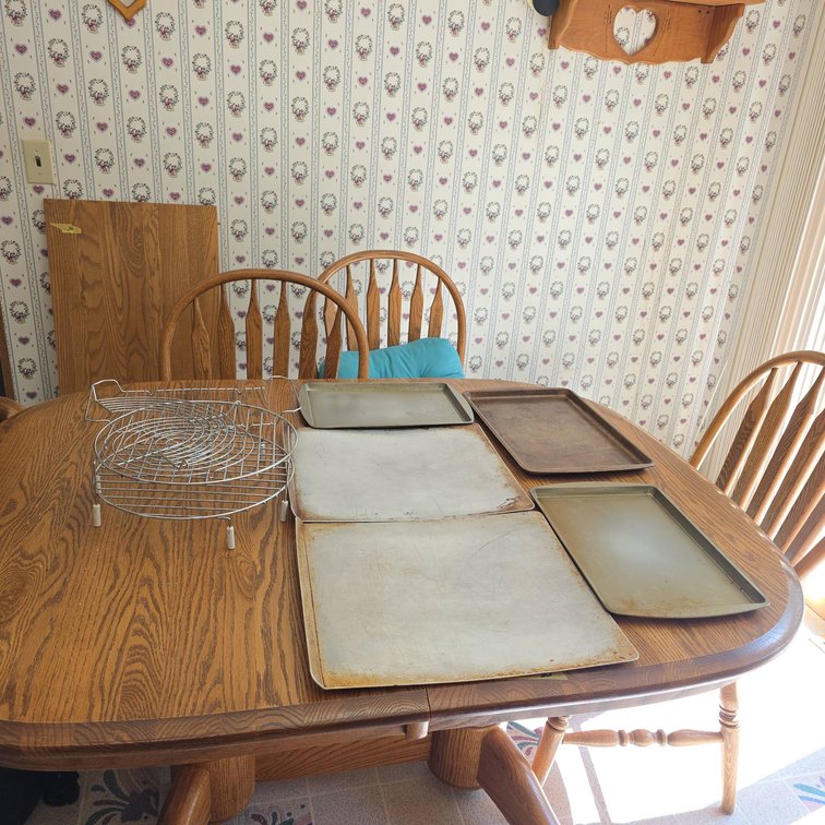 5 Metal Cookie Sheets and 2 Wire Cooling Racks