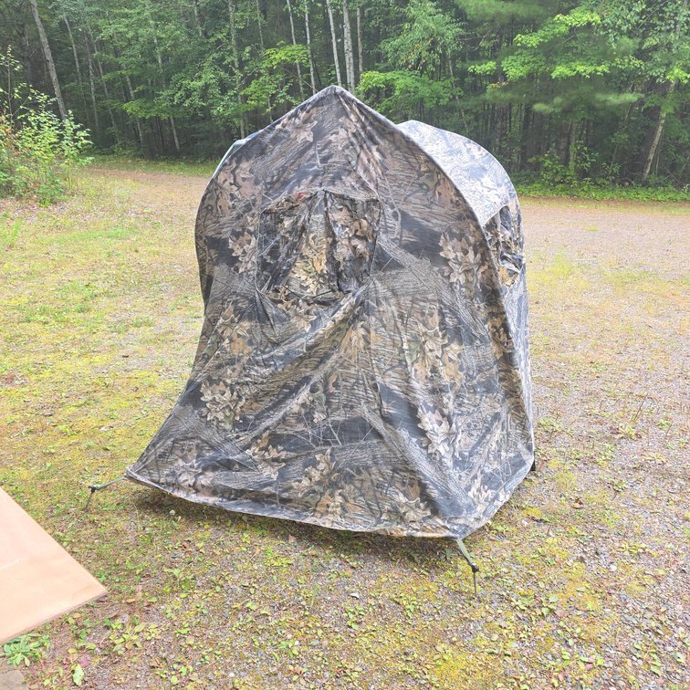 Pop-Up Camouflage Hunting Blind Tent With Window Flaps And Carry Straps