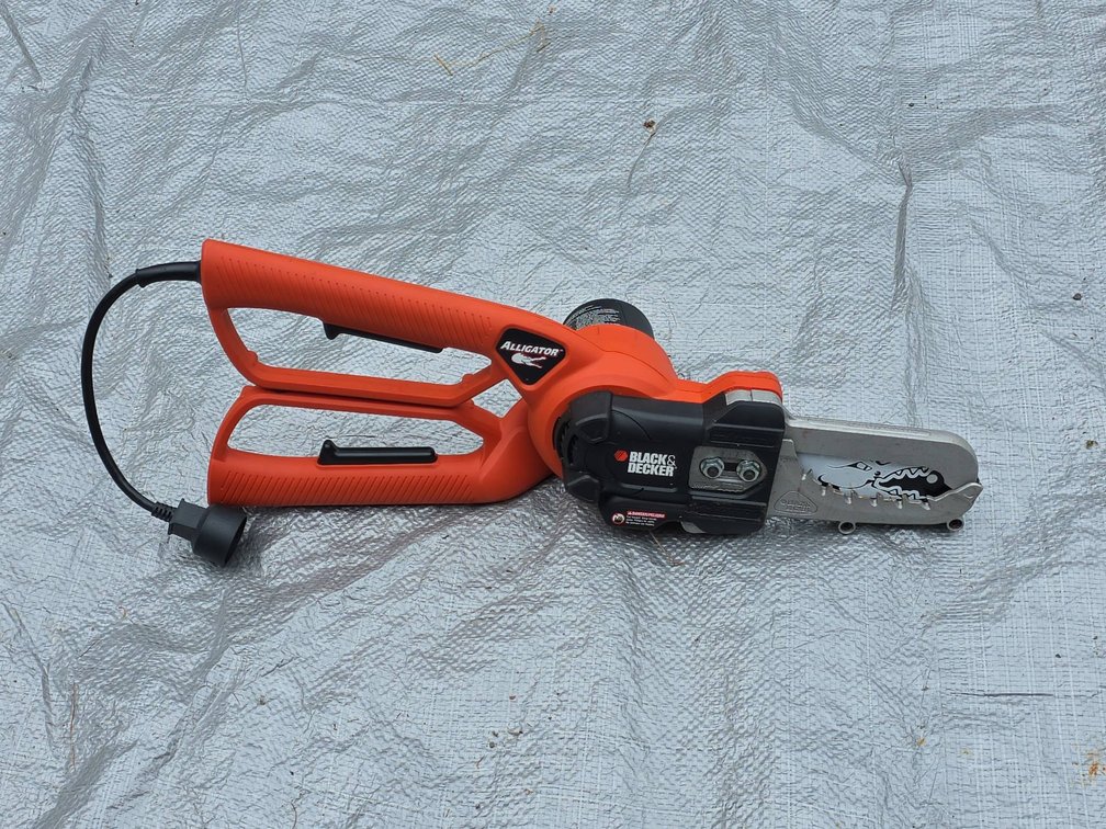 BLACK+DECKER Alligator Lopper Electric Chainsaw LP1000 120V 4.5A