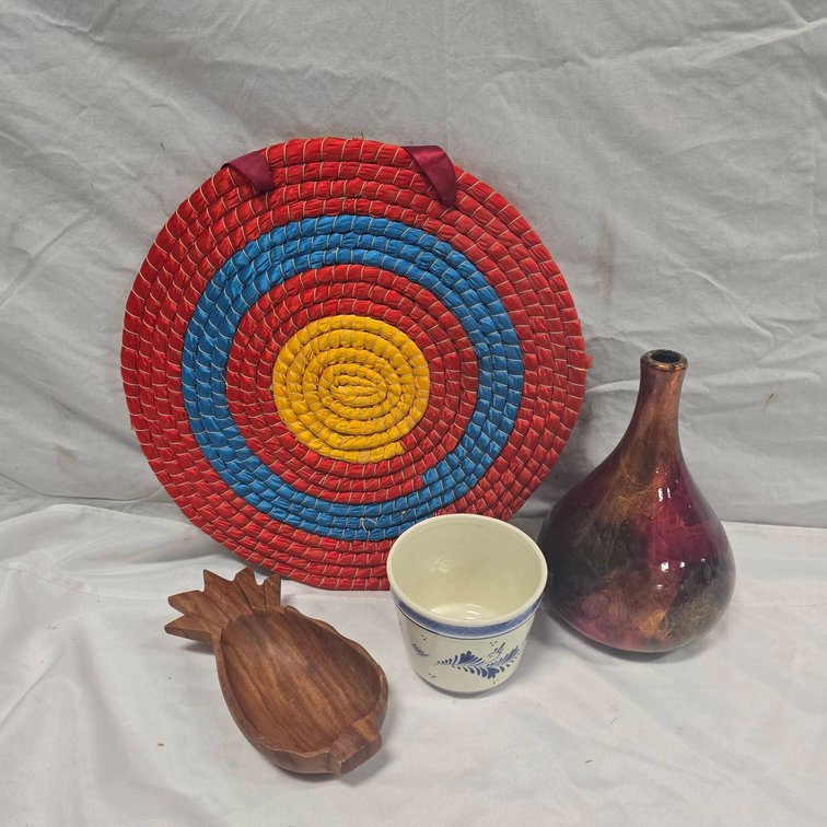 17" Woven Straw Mat, Delft Handpainted Cup, Wood Pineapple Tray, Art Glass Vase