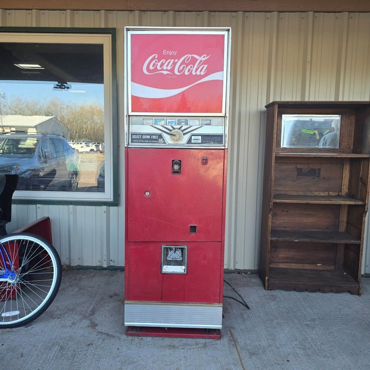 Westinghouse WR102-K5-D Coca-Cola Vending Machine, Multi-Brand Soda Selector, 115V