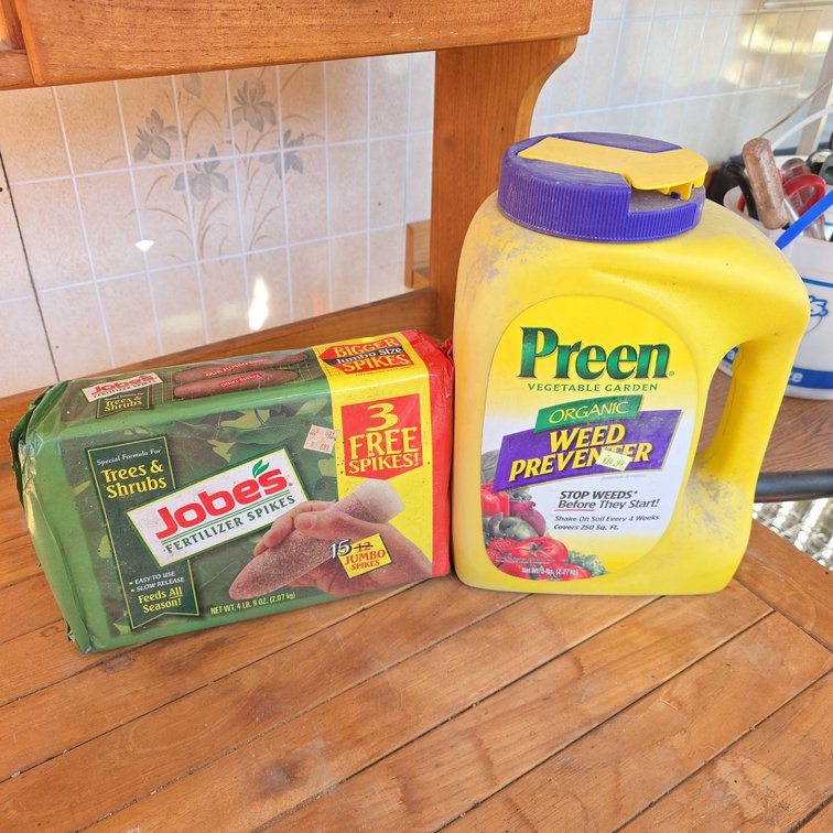 Jobes Fertilizer Spikes for Trees & Shrubs and Preen Organic Weed Preventer Bundle