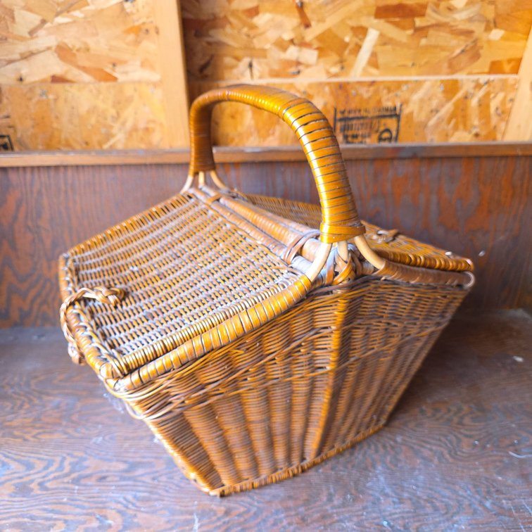 Lidded Wicker Picnic Basket with Handle and Loop Closure