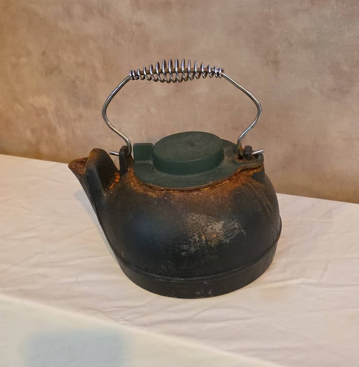 Cast Iron Kettle with Wire Handle