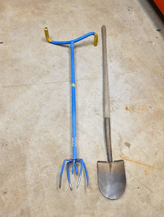 Garden Claw Cultivator and Traditional Round Point Shovel Combination Lot