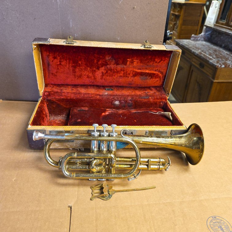 Bundy H&A Selmer Inc. Trumpet with Getzen 7C Mouthpiece and Original Case