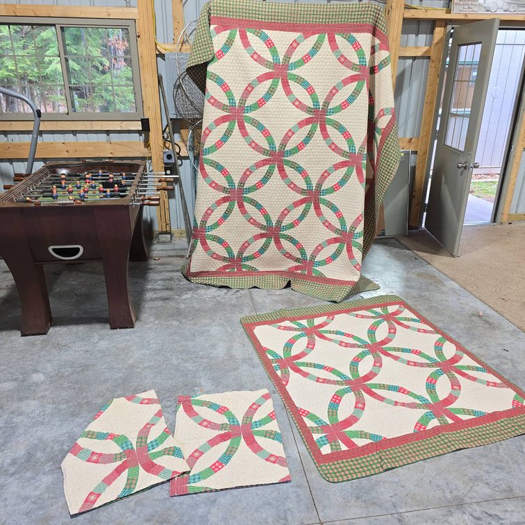 Double Wedding Ring Pattern Quilt Set with Bedspread, Pillowcases, Throw Blanket, Green Plaid Reverse