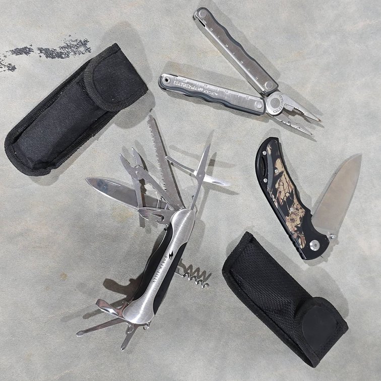 Leatherman Kick Multi-Tool With Pouch, Multi-Tool Pocket Knife With Scissors, Pliers, Saw, Can Opener, Camouflage Knife