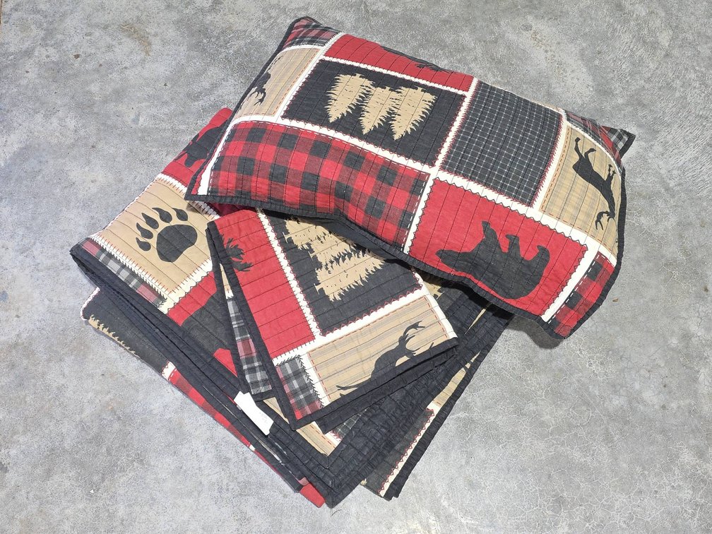 Twin Sized Patchwork Quilt with Wildlife Motif, Two Pillow Cases, and One Pillow Included