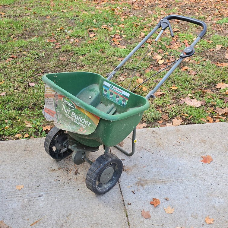 Scotts Turf Builder EdgeGuard DLX Broadcast Spreader for Lawn Care