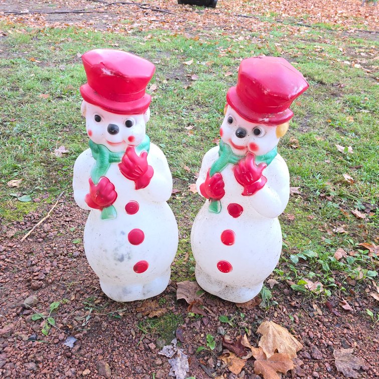 22" Tall Plastic Snowman Holiday Yard Decorations, Both with Cracks on Their Hats