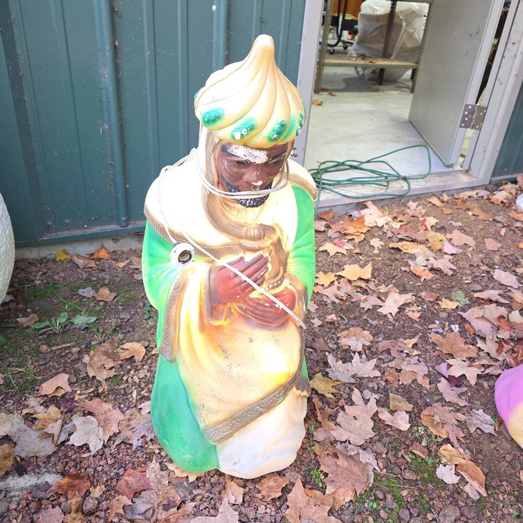 28" Tall Lighted Plastic Nativity Wise Man Figure With Extra Lights, Green and Gold, UL Listed